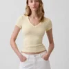 T-shirt moderne à col en V