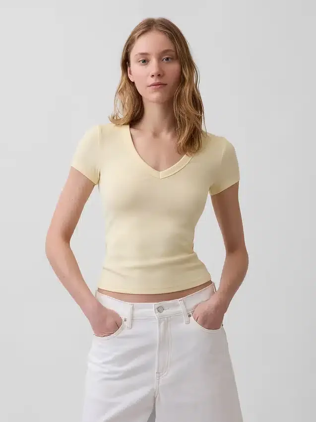 T-shirt moderne à col en V