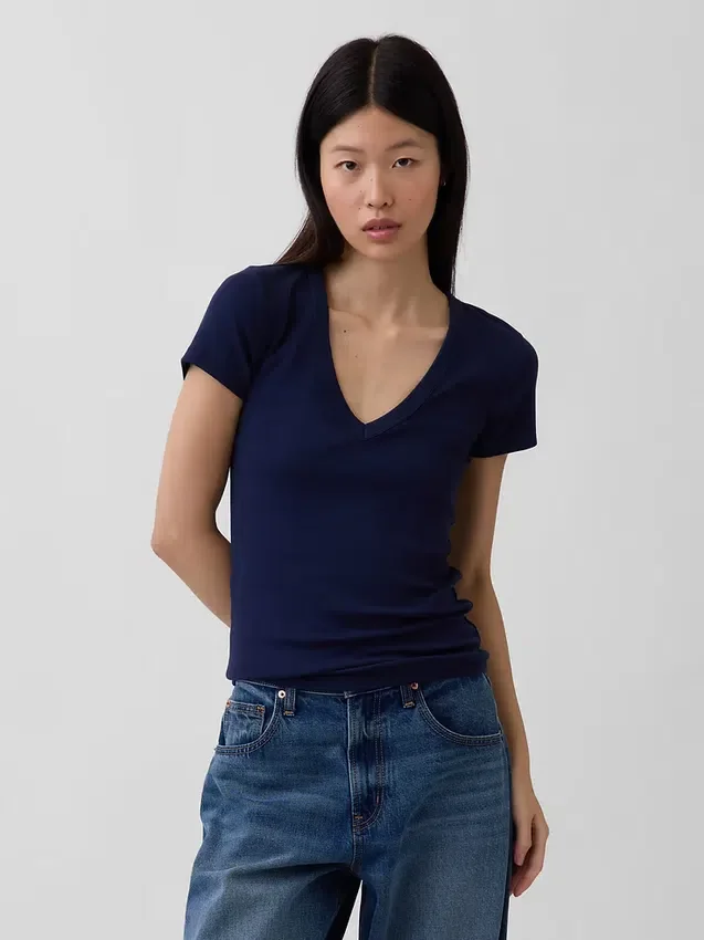 T-shirt moderne à col en V