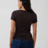 T-shirt moderne à col en V