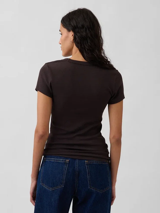 T-shirt moderne à col en V
