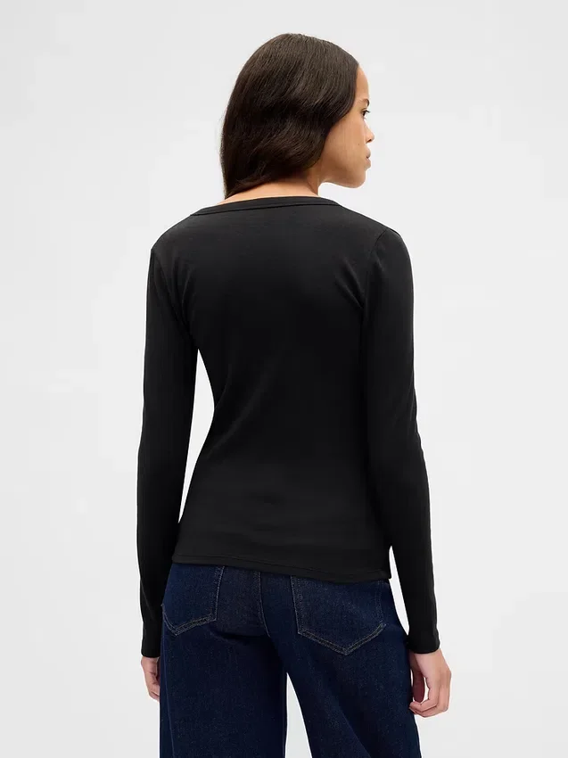 T-shirt moderne à col en V