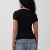 T-shirt moderne à col en V