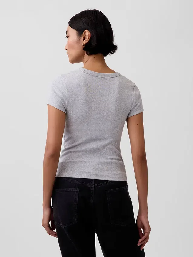 T-shirt moderne à col en V