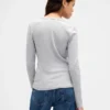 T-shirt moderne à col en V