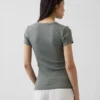 T-shirt moderne à col en V