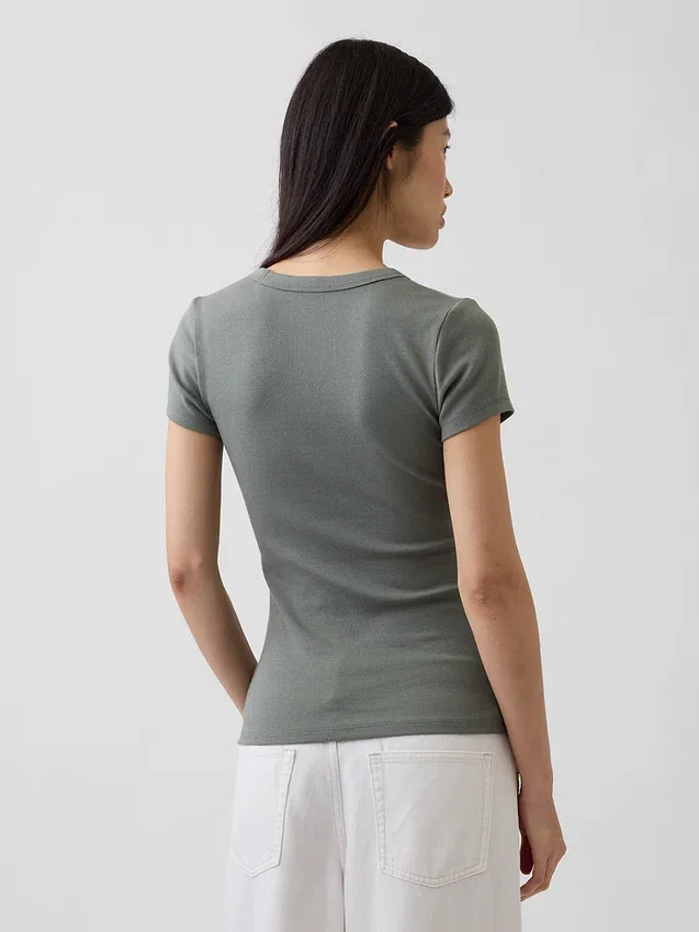T-shirt moderne à col en V
