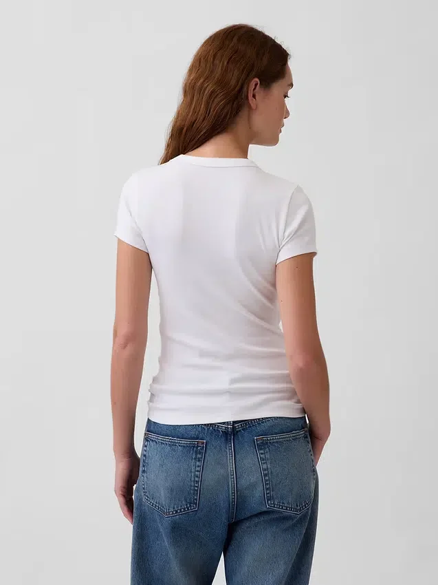 T-shirt moderne à col en V