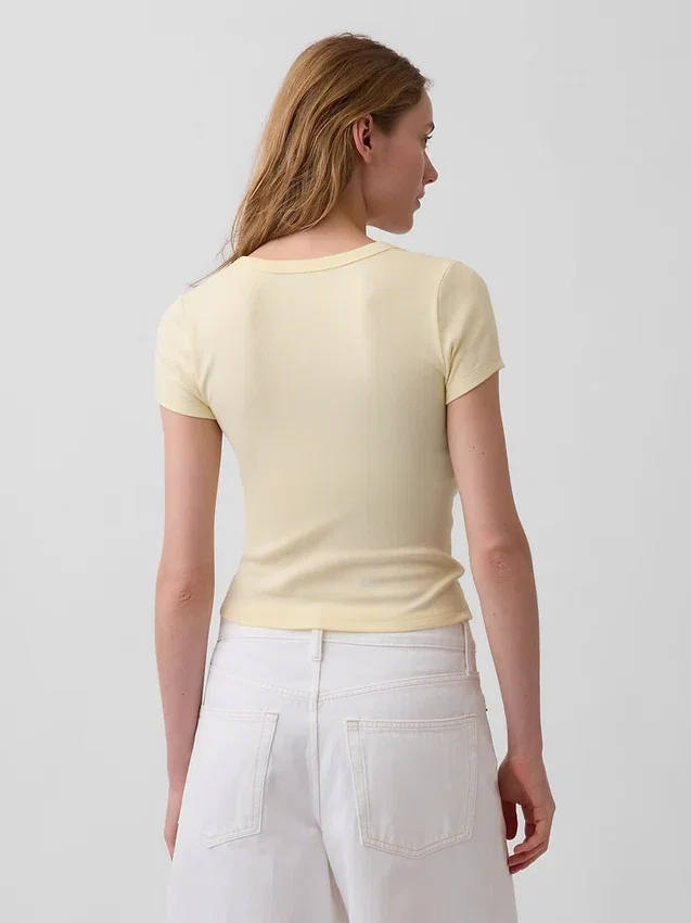 T-shirt moderne à col en V