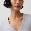 T-shirt moderne à col en V