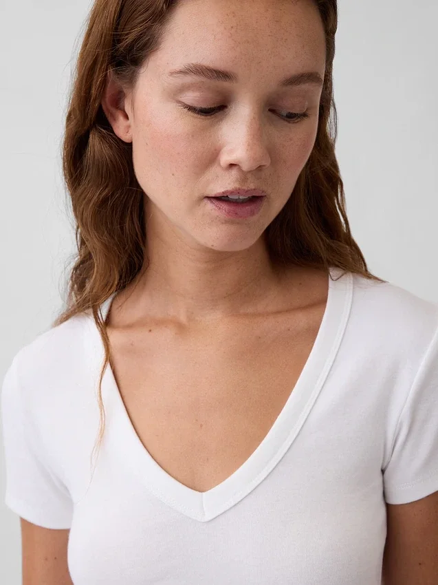 T-shirt moderne à col en V