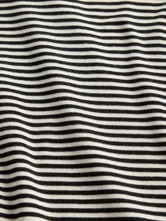 T-shirt moderne à col rond