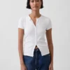 T-shirt moderne à col rond et boutons sur le devant