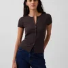 T-shirt moderne à col rond et boutons sur le devant