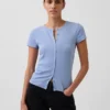 T-shirt moderne à col rond et boutons sur le devant