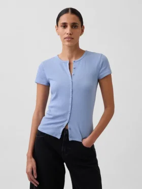T-shirt moderne à col rond et boutons sur le devant
