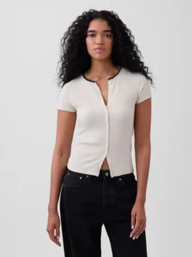 T-shirt moderne à col rond et boutons sur le devant