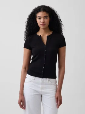 T-shirt moderne à col rond et boutons sur le devant