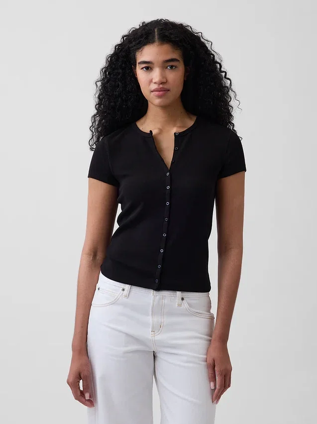T-shirt moderne à col rond et boutons sur le devant