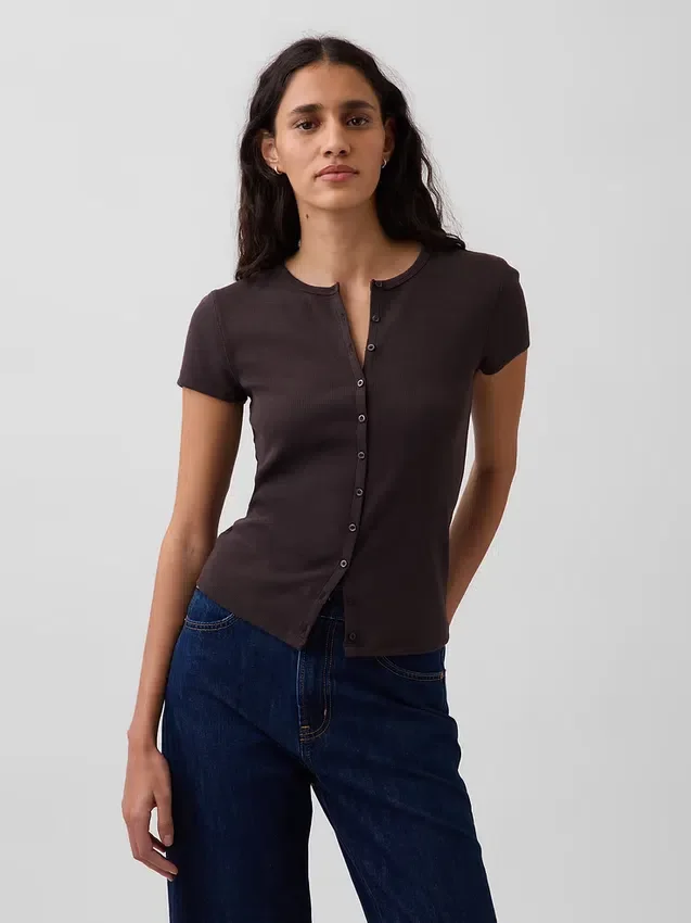 T-shirt moderne à col rond et boutons sur le devant