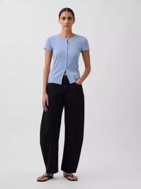 T-shirt moderne à col rond et boutons sur le devant