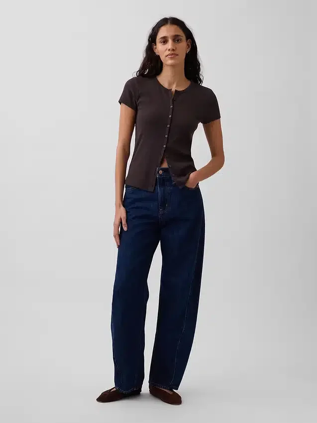 T-shirt moderne à col rond et boutons sur le devant