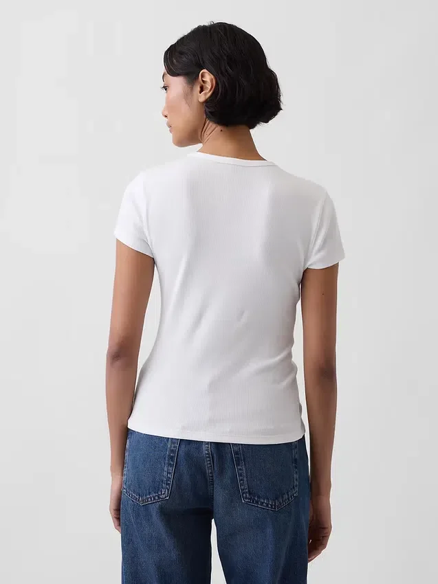 T-shirt moderne à col rond et boutons sur le devant