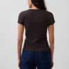 T-shirt moderne à col rond et boutons sur le devant