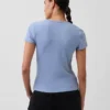 T-shirt moderne à col rond et boutons sur le devant