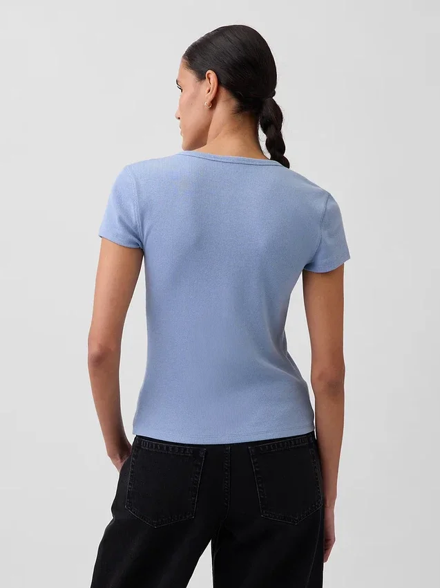 T-shirt moderne à col rond et boutons sur le devant