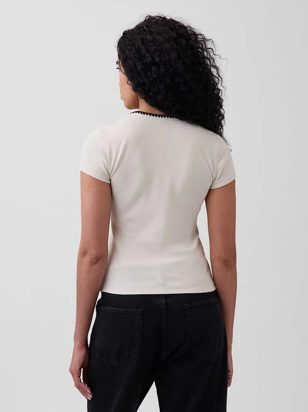 T-shirt moderne à col rond et boutons sur le devant