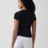 T-shirt moderne à col rond et boutons sur le devant