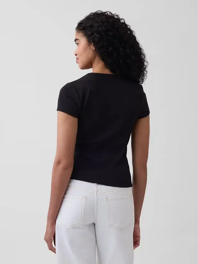 T-shirt moderne à col rond et boutons sur le devant