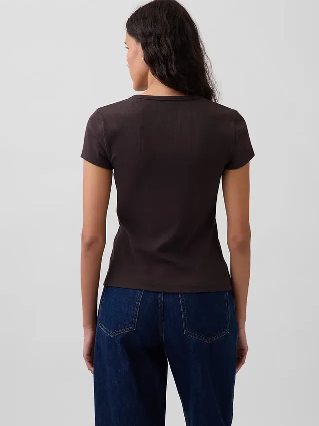 T-shirt moderne à col rond et boutons sur le devant