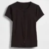 T-shirt moderne à col rond et boutons sur le devant