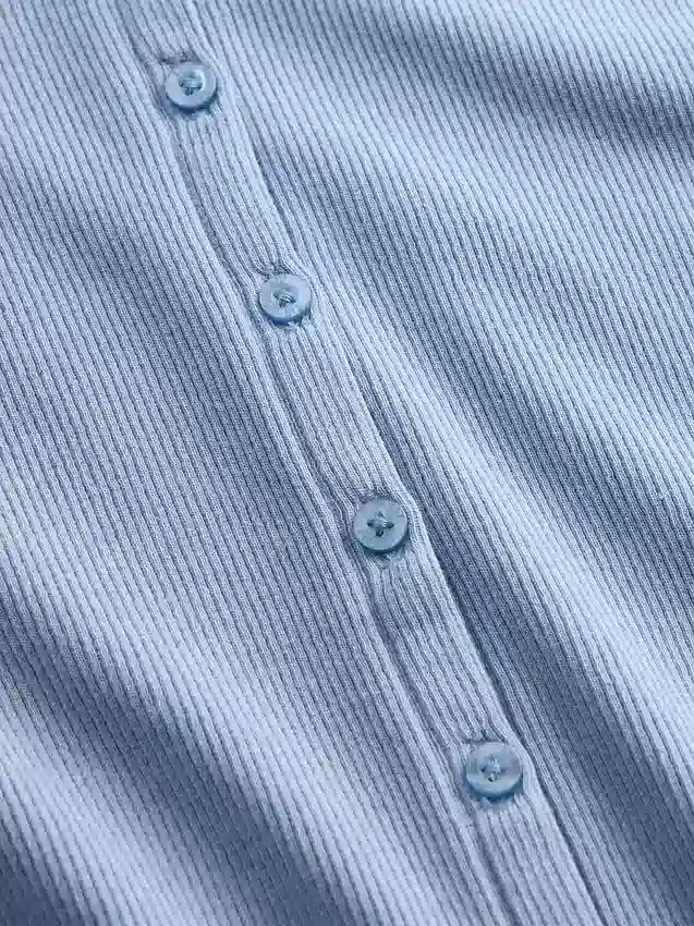 T-shirt moderne à col rond et boutons sur le devant
