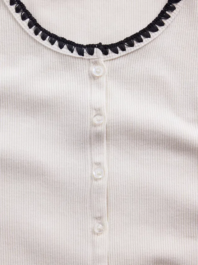 T-shirt moderne à col rond et boutons sur le devant