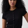 T-shirt moderne à col rond et boutons sur le devant