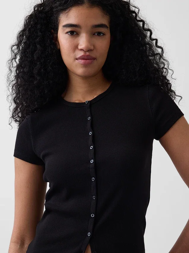 T-shirt moderne à col rond et boutons sur le devant