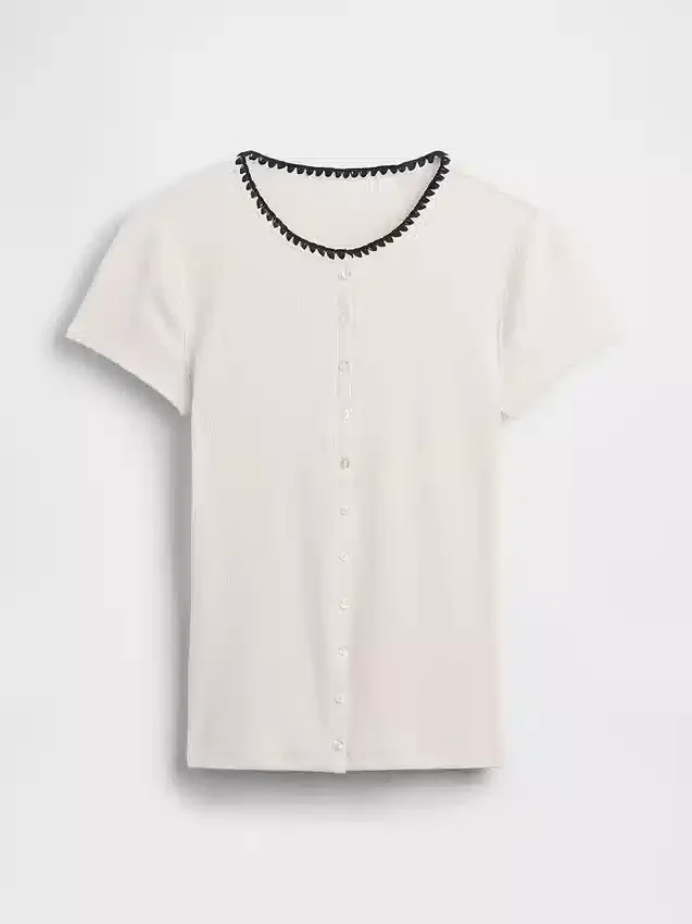 T-shirt moderne à col rond et boutons sur le devant