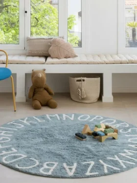 Tapis lavable « Abc Natural Vintage Blue » de Lorena Canals