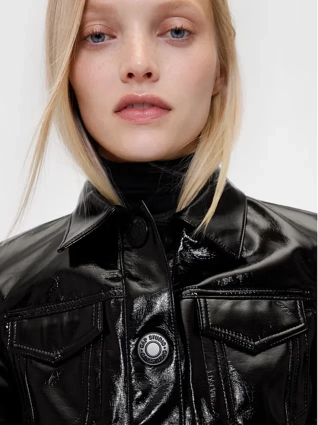 Veste courte en cuir verni vegan Gapstudio
