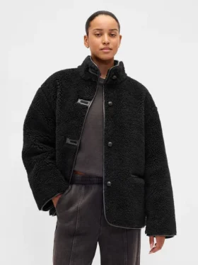 Veste en sherpa recyclé avec finitions en cuir vegan