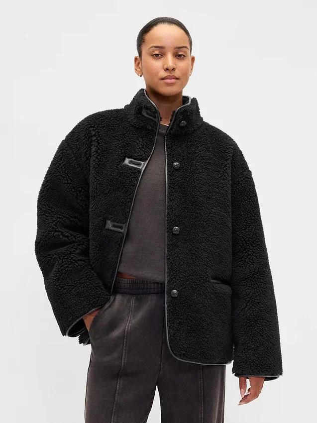 Veste en sherpa recyclé avec finitions en cuir vegan