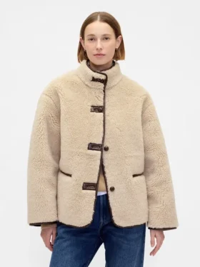 Veste en sherpa recyclé avec finitions en cuir vegan