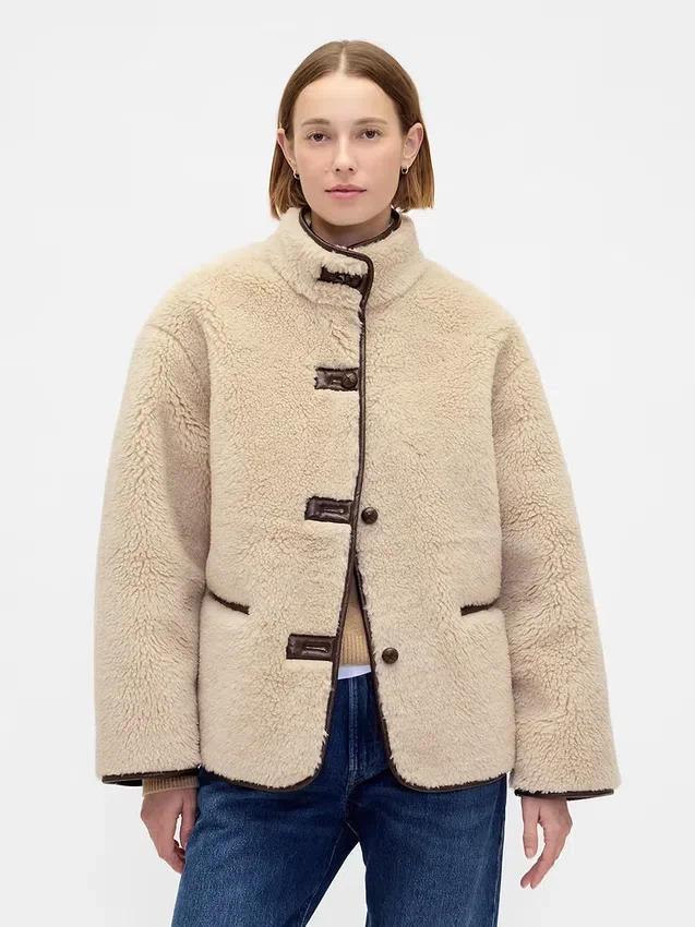 Veste en sherpa recyclé avec finitions en cuir vegan