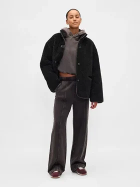Veste en sherpa recyclé avec finitions en cuir vegan