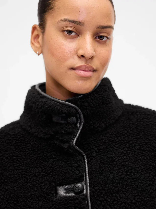 Veste en sherpa recyclé avec finitions en cuir vegan