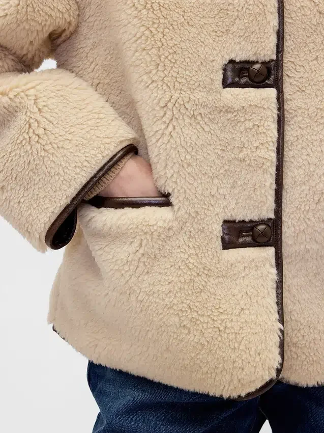 Veste en sherpa recyclé avec finitions en cuir vegan
