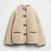 Veste en sherpa recyclé avec finitions en cuir vegan